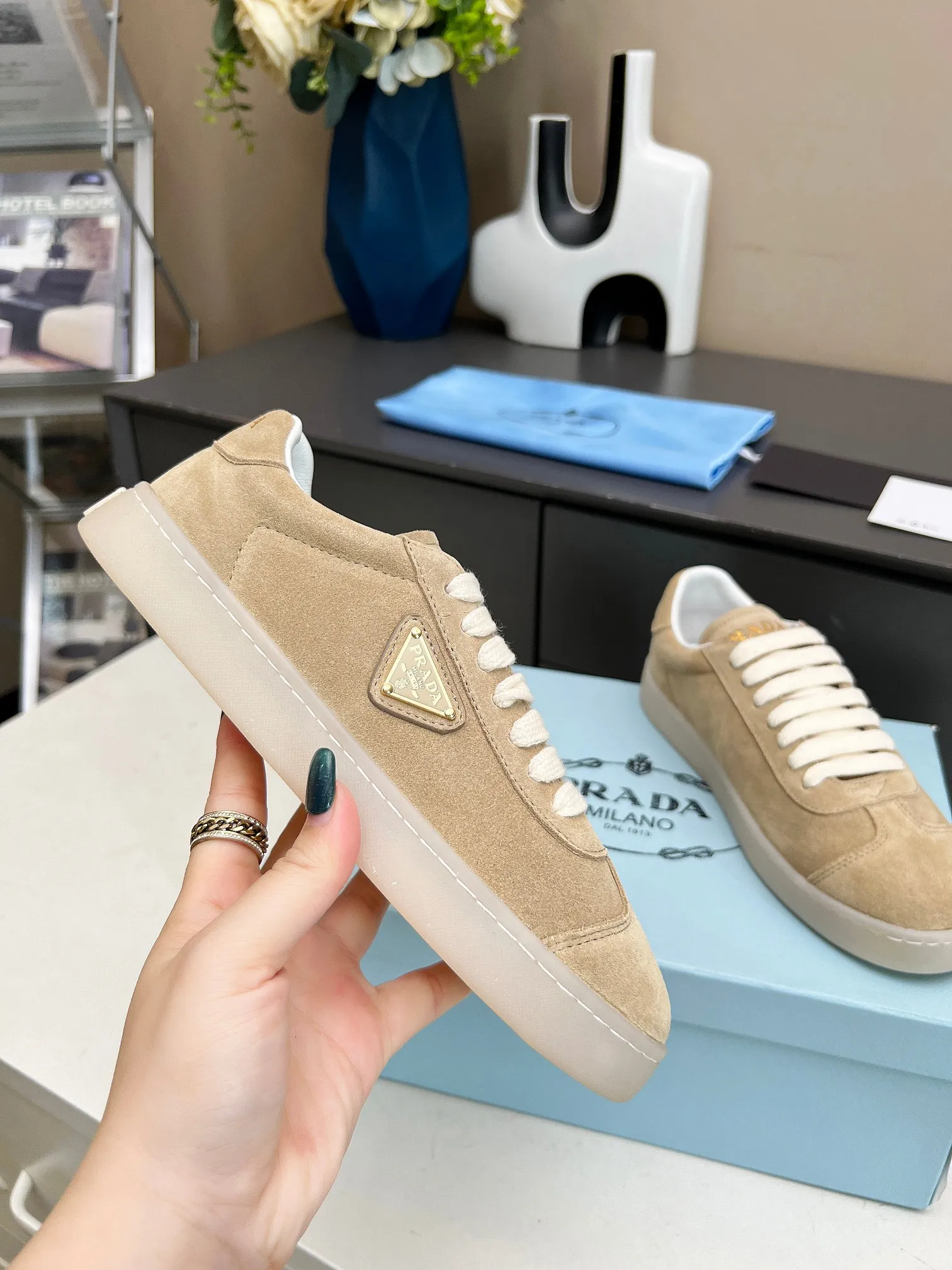 👟👟Ex-factory price 480👟👟 2024 Prada/Prada "couples" metal logo decorated Lane leather sneakers. This sneaker is fashionable and simple, showing the full integration of minimalist style and sports personality. Easy to wear and durable, artistic retro style. Leather material: original imported cowhide. Lining: sheepskin lining. Shoe logo: enamel-coated triangular metal logo. Size: 35-45 (female 41, male 45, custom-made, non-returnable).